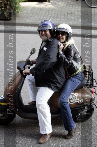 Amsterdam 5 oktober 2005
Henk Schiffmacher met Louise op Vespa scooter in Amsterdam