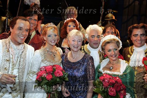 Amsterdam 2 oktober 2005
Premiere Beauty and the beast in Carre.
  Chantal Janzen Stanley Burlesson Maria v d Hoeven Mariska v Kolck en Carlo Boszhard
