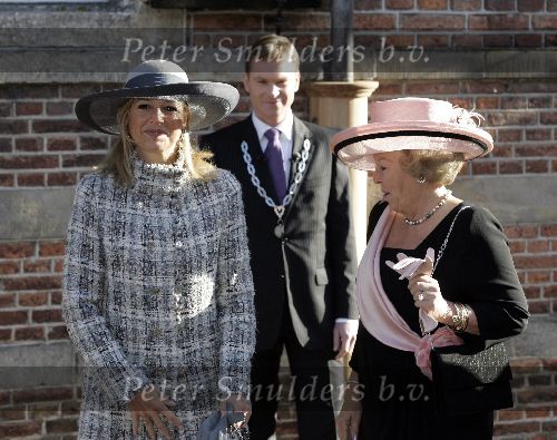 Naarden 20 oktober 2005
Trouwen Prins Floris en Aimee Sohngen in stadhuis Naarden.
Maxima en koningin Beatrix