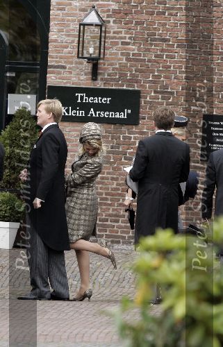 Naarden 22 oktober 2005
Trouwen Prins Floris en Aimee Sohngen in kerk naarden Vesting. 
Maxima met Mabel Wisse Smit met poep aan schoen