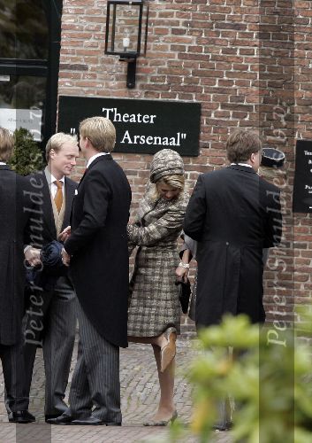 Naarden 22 oktober 2005
Trouwen Prins Floris en Aimee Sohngen in kerk naarden Vesting. 
Maxima met Mabel Wisse Smit met poep aan schoen