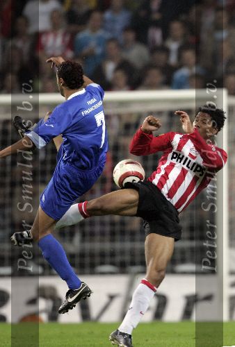 Eindhoven, 15 Oktober 2005
Kompetiewedstrijd Seizoen 2005/2006
PSV-AZ, eindstand 3-0
Kew Jaliens in een luchtduel met Michael Lamey
© foto Peter Smulders BV