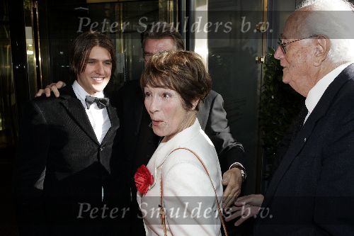 Amsterdam 2 oktober 2005
Premiere Beauty and the beast in Carre.
Mies Bouwman met man Leen Timp en Jeroen Krabbe met zoon Jakob Krabbe
