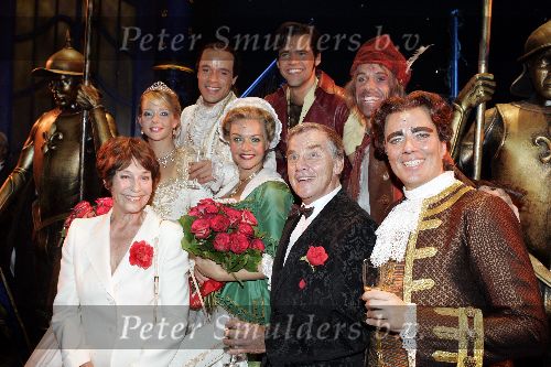 Amsterdam 2 oktober 2005
Premiere Beauty and the beast in Carre.
Willem Nijholt Mies Bouwman Mariska v Kolck rene v kooten Chantal janzen en Stanley Burlesson