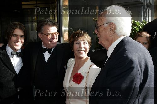 Amsterdam 2 oktober 2005
Premiere Beauty and the beast in Carre.
Mies Bouwman met man Leen Timp en Jeroen Krabbe met zoon Jakob Krabbe
