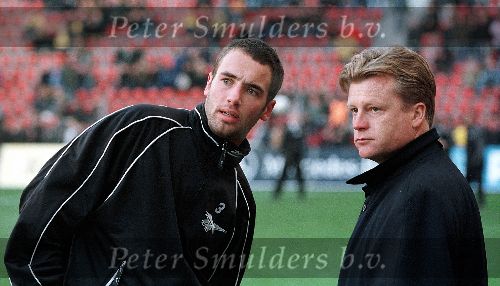 Eindhoven, 22 november 1998
PSV-FC Utrecht, eindstand 5-0
Overleg voor de wedstrijd tussen Mitchell v d Gaag en trainer Mark Wotte.
Uiteindelijk doet Michell v d Gaag niet mee vanwege een blessure.