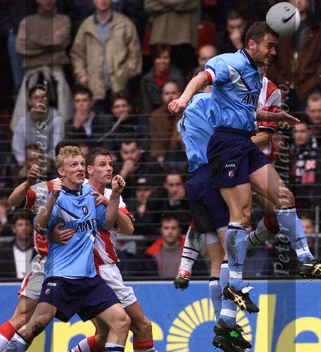 Eindhoven, 12 maart 2000
PSV-FC Utrecht, eindstand 2-1
Aanvoerder Mitchell v d Gaag met links van hem Dirk Kuyt
