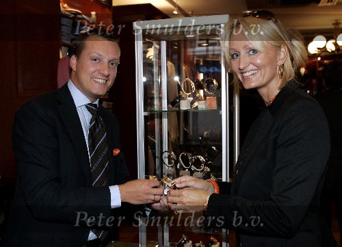 Amsterdam 2 oktober 2005
Orange Babies verkoop bij oger in pc hooftsraat.
David Leeser met Natasja Froger