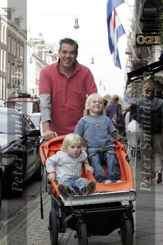 Amsterdam 30 oktober 2005
Neill van t Hof met 2 zoons op pc hooftstraat