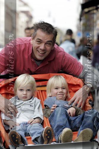 Amsterdam 30 oktober 2005
Neill van t Hof met 2 zoons op pc hooftstraat