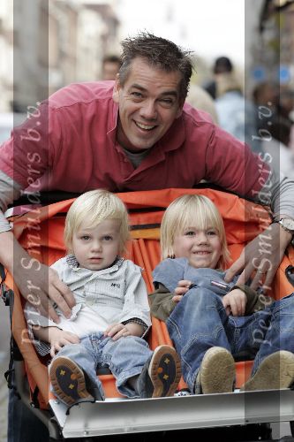Amsterdam 30 oktober 2005
Neill van t Hof met 2 zoons op pc hooftstraat