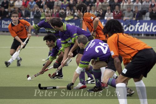 Eindhoven, 9 Oktober 2005
De eerste wedstrijd in de hoofdklasse tussen promovendus HC Eindhoven en landskampioen Oranje Zwart, eindstand 1-3 voor de landskampioen.
Nitim Kumar