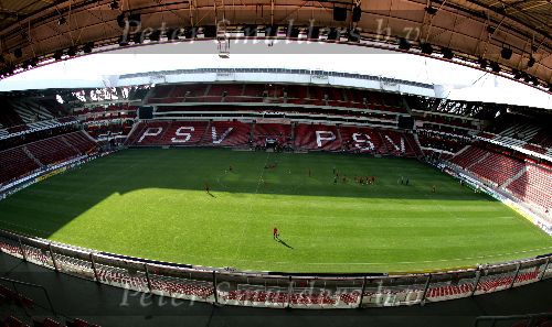 Eindhoven, 31 Oktober 2005
Training t.g.v. Championsduel PSV-AC Milaan
Het stadion dat morgen vol zit met 35000 toeschouwers.
Foto gemaakt vanuit het hoogste punt in het PSV-stadion
© Foto Bart Bel
