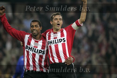 Eindhoven, 15 Oktober 2005
Kompetiewedstrijd Seizoen 2005/2006
PSV-AZ, eindstand 3-0
Phillip Cocu blij na zijn tweede doelpunt samen met Robert PSV
© foto Peter Smulders BV