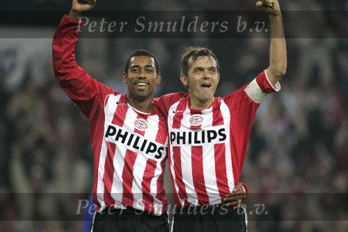 Eindhoven, 15 Oktober 2005
Kompetiewedstrijd Seizoen 2005/2006
PSV-AZ, eindstand 3-0
Phillip Cocu na zijn tweede doelpunt met links van hem Robert © foto Peter Smulders BV