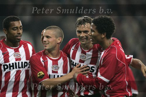 Eindhoven, 15 Oktober 2005
Kompetiewedstrijd Seizoen 2005/2006
PSV-AZ, eindstand 3-0
Phillip Cocu na zijn tweede doelpunt met links van hem Robert PSV Jason Culina en rechts van hem Michael Lamey
© foto Peter Smulders BV
