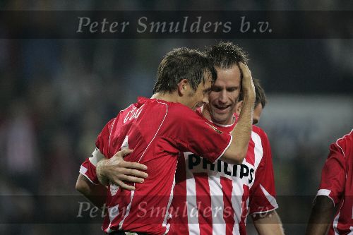 Eindhoven, 15 Oktober 2005
Kompetiewedstrijd Seizoen 2005/2006
PSV-AZ, eindstand 3-0
Phillip Cocu blij na zijn tweede doelpunt samen met Andre Ooijer
© foto Peter Smulders BV
