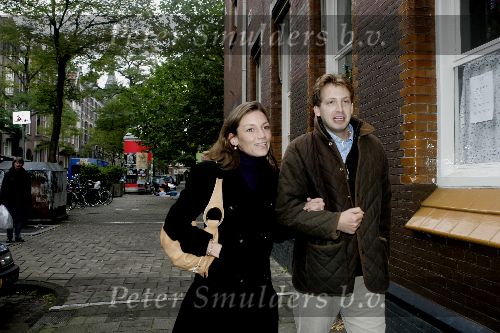 Amsterdam 19 oktober 2005
Prins Floris en zijn verloofde an het shoppen op de pc hooftstraat de dag voor hun trouwerij/huwelijk.