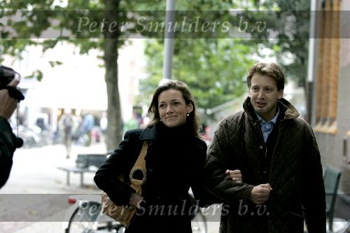 Amsterdam 19 oktober 2005
Prins Floris en zijn verloofde  Aimee aan het shoppen op de pc hooftstraat de dag voor hun trouwerij/huwelijk.