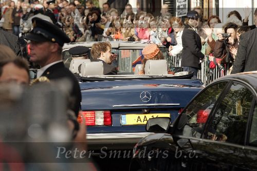 Naarden 20 oktober 2005
Trouwen Prins Floris en Aimee Sohngen in stadhuis Naarden. in mercedes cabrio