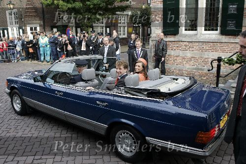 Naarden 20 oktober 2005
Trouwen Prins Floris en Aimee Sohngen in stadhuis Naarden.
in mercedes cabrio