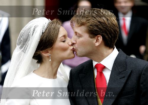 Naarden 22 oktober 2005
Trouwen Prins Floris en Aimee Sohngen in kerk naarden Vesting. 
Prinses Aimee kussend