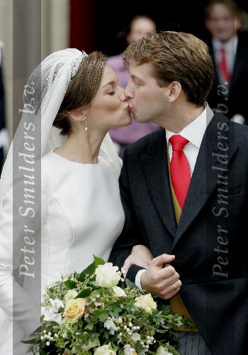 Naarden 22 oktober 2005
Trouwen Prins Floris en Aimee Sohngen in kerk naarden Vesting. 
Prinses Aimee kussend
v