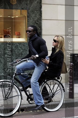 Amsterdam 28 oktober 2005
Regilio Tuur met zijn vriendin op Johnny Loco fiets