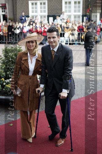 Naaren 22 oktober 2005
Huwelijk van Prins Floris en Prinses Aimee in kerk Naarden.
Richard Krajicek op krukken met Daphne Dekkers
kel met vriendPeter Smulders bv