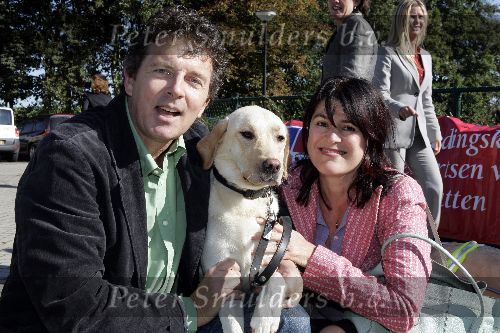 Ouderkerk aan de Amstel 3 oktober 2005
Halsband van blinde geleide honden.
Robert ten Brink met Roos ten Brink