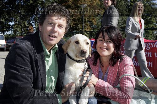 Ouderkerk aan de Amstel 3 oktober 2005
Halsband van blinde geleide honden.
Robert ten Brink met Roos ten Brink