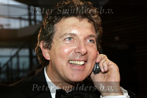 Amsterdam 21 oktober 2005
Televizierringuitreiking in ij theater.
Robert ten Brink met gsm