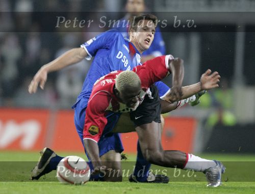 Eindhoven, 15 Oktober 2005
Kompetiewedstrijd Seizoen 2005/2006
PSV-AZ, eindstand 3-0
Ron Vlaar maakt overtreding tegen Arouna Kone
© foto Peter Smulders BV