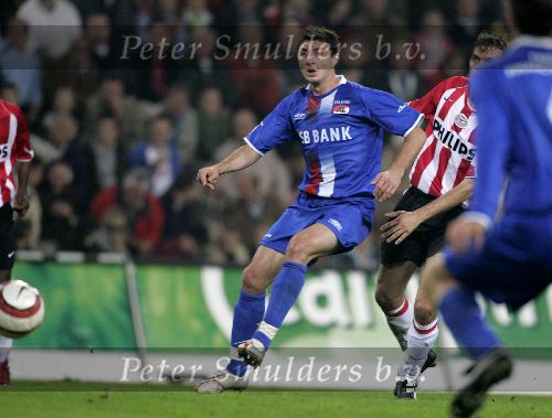 Eindhoven, 15 Oktober 2005
Kompetiewedstrijd Seizoen 2005/2006
PSV-AZ, eindstand 3-0
Phillip Cocu in duel met Shota Arveladze
© foto Peter Smulders BV