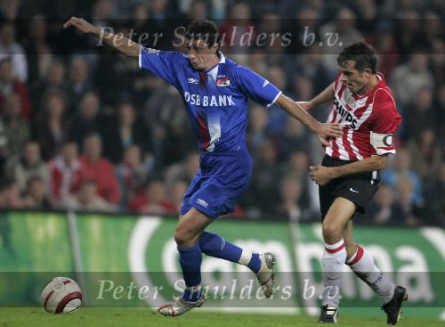 Eindhoven, 15 Oktober 2005
Kompetiewedstrijd Seizoen 2005/2006
PSV-AZ, eindstand 3-0
Phillip Cocu in duel met Shota Arveladze
© foto Peter Smulders BV