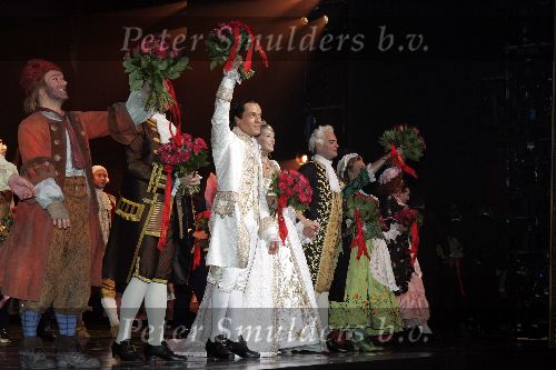 Amsterdam 2 oktober 2005
Premiere Beauty and the beast in Carre.
  Chantal Janzen   Mariska v Kolck en Carlo Boszhard  en Stanley Burlesson