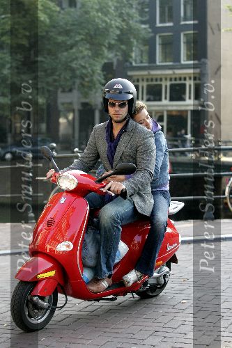 Amsterdam 5 oktober 2005
Thijs Romer met Katja Schuurma op Vespa scooter. Katja ligt lekker tegen zijn rug te slapen.