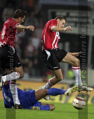 Eindhoven, 15 Oktober 2005
Kompetiewedstrijd Seizoen 2005/2006
PSV-AZ, eindstand 3-0
Timmy Simons ontwijkt sliding van Kenneth Perez
© foto Peter Smulders BV