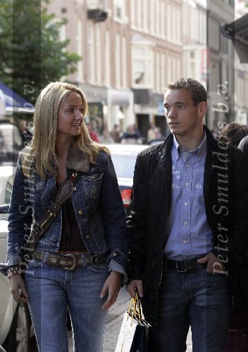 Amsterdam 1 oktober 2005
Wesley Sneijder met vrouw winkelen op pc hooftstraat.