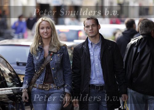 Amsterdam 1 oktober 2005
Wesley Sneijder met vrouw  winkelen op pc hooftstraat.