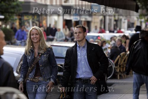 Amsterdam 1 oktober 2005
Wesley Sneijder met vrouw winkelen op pc hooftstraat.