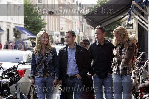 Amsterdam 1 oktober 2005
Wesley Sneijder met vrouw en broer Jeffrey Sneijders met vriendin winkelen op pc hooftstraat.