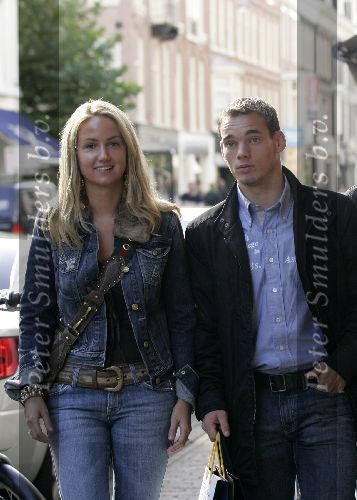 Amsterdam 1 oktober 2005
Wesley Sneijder met vrouw op de pc hoofstraat