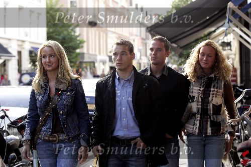 Amsterdam 1 oktober 2005
Wesley Sneijder met vrouw en broer Jeffrey Sneijders met vriendin winkelen op pc hooftstraat.