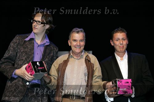 Amsterdam 2 oktober 2005
Presentatie cd Wim Sonneveld in nieuwe de la mar theater.
Willem Nijholt met jeugdige fans
