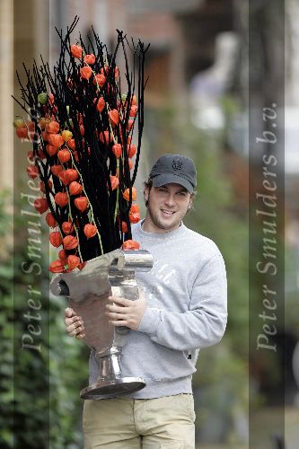 Amsterdam 30 oktober 2005
Winston Gerschtanowitz met bloemen/struiken voor in zijn huis