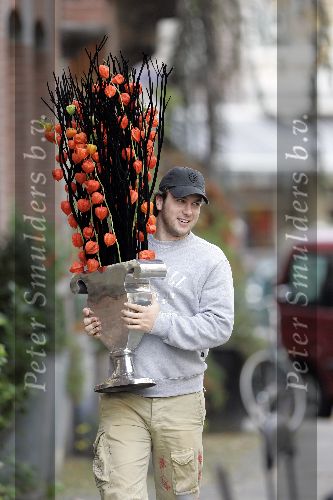 Amsterdam 30 oktober 2005
Winston Gerschtanowitz met bloemen/struiken voor in zijn huis