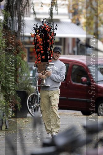 Amsterdam 30 oktober 2005
Winston Gerschtanowitz met bloemen/struiken voor in zijn huis
