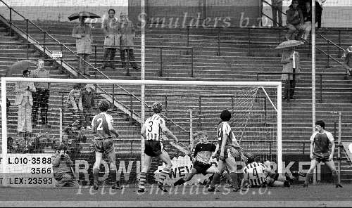 Rotterdam, 24 mei 1981
PSV-SPARTA, eindstand 3-0
Dick Advocaat scoort voor Sparta, doelman Pim doesburg is verslagen, verder op de foto Willy Janssen (R) en geheel links rob Landsbergen