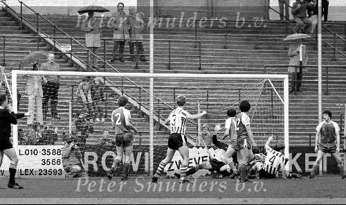 Rotterdam, 24 mei 1981
PSV-SPARTA, eindstand 3-0
Dick Advocaat scoort voor Sparta, doelman Pim doesburg is verslagen, verder op de foto Willy Janssen (R) en geheel links rob Landsbergen